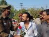 बाराबंकी: पीटीओ के साथ यातायात प्रभारी ने गुलाब का फूल देकर हेलमेट लगाने की दी हिदायत 